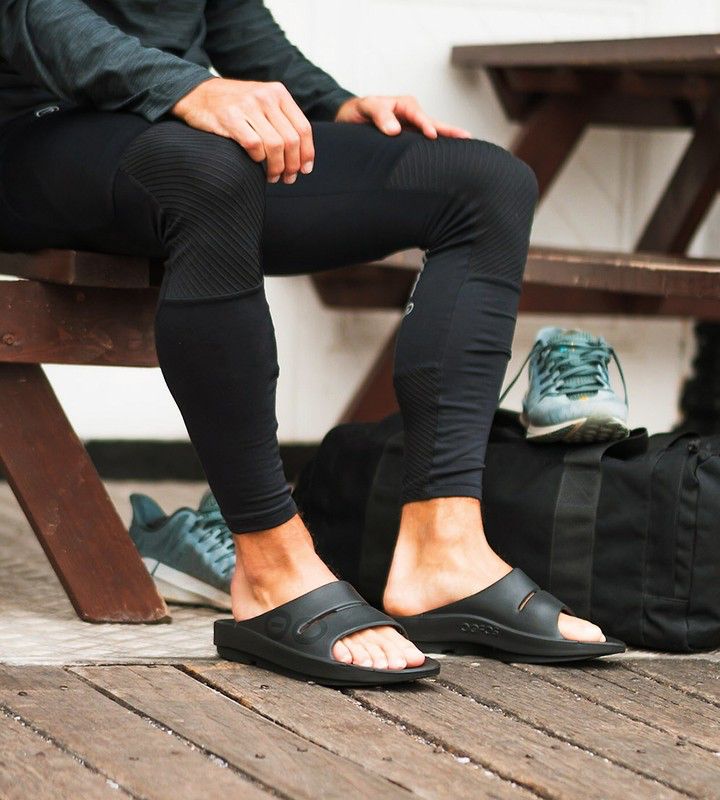 Chanclas de recuperación OOFOS OOahh, color Black – vista 6
