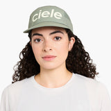 Gorra de running Ciele GOCap Comp Century, color Toad – en uso