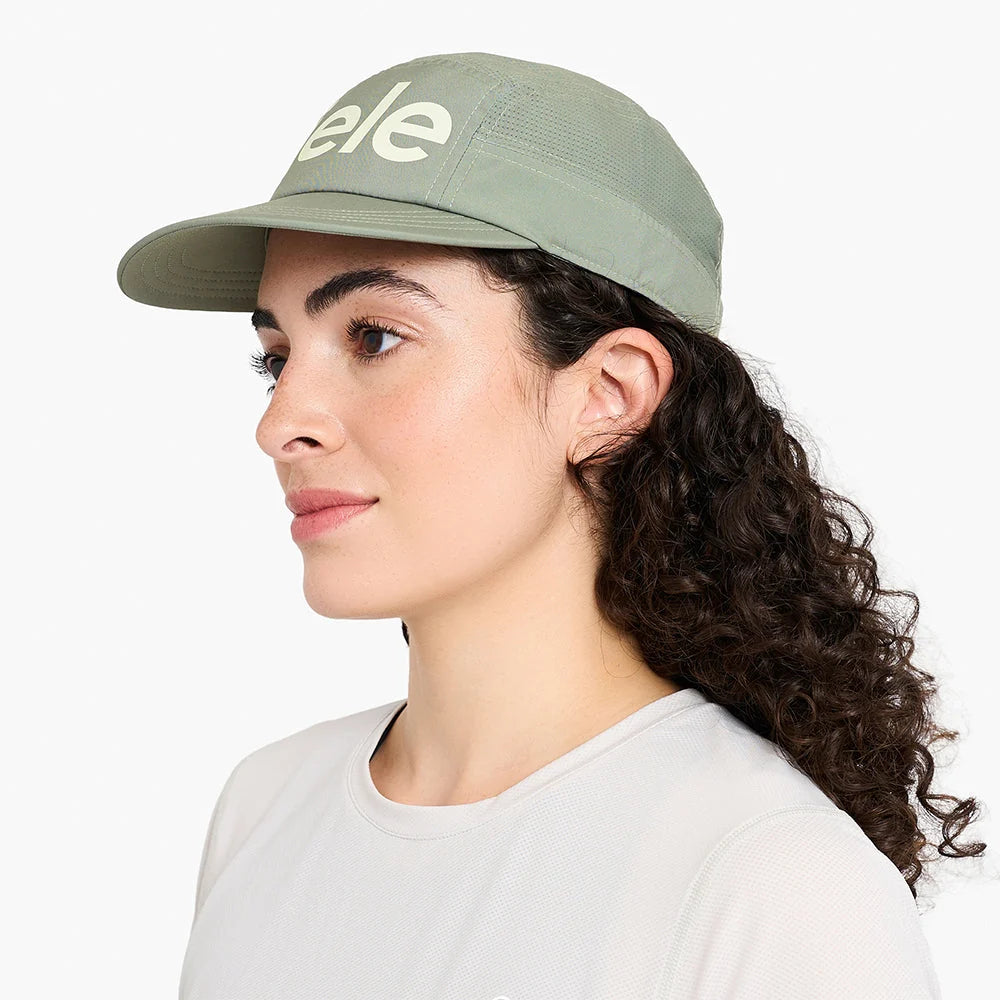 Gorra de running Ciele GOCap Comp Century, color Toad – en uso, vista 2