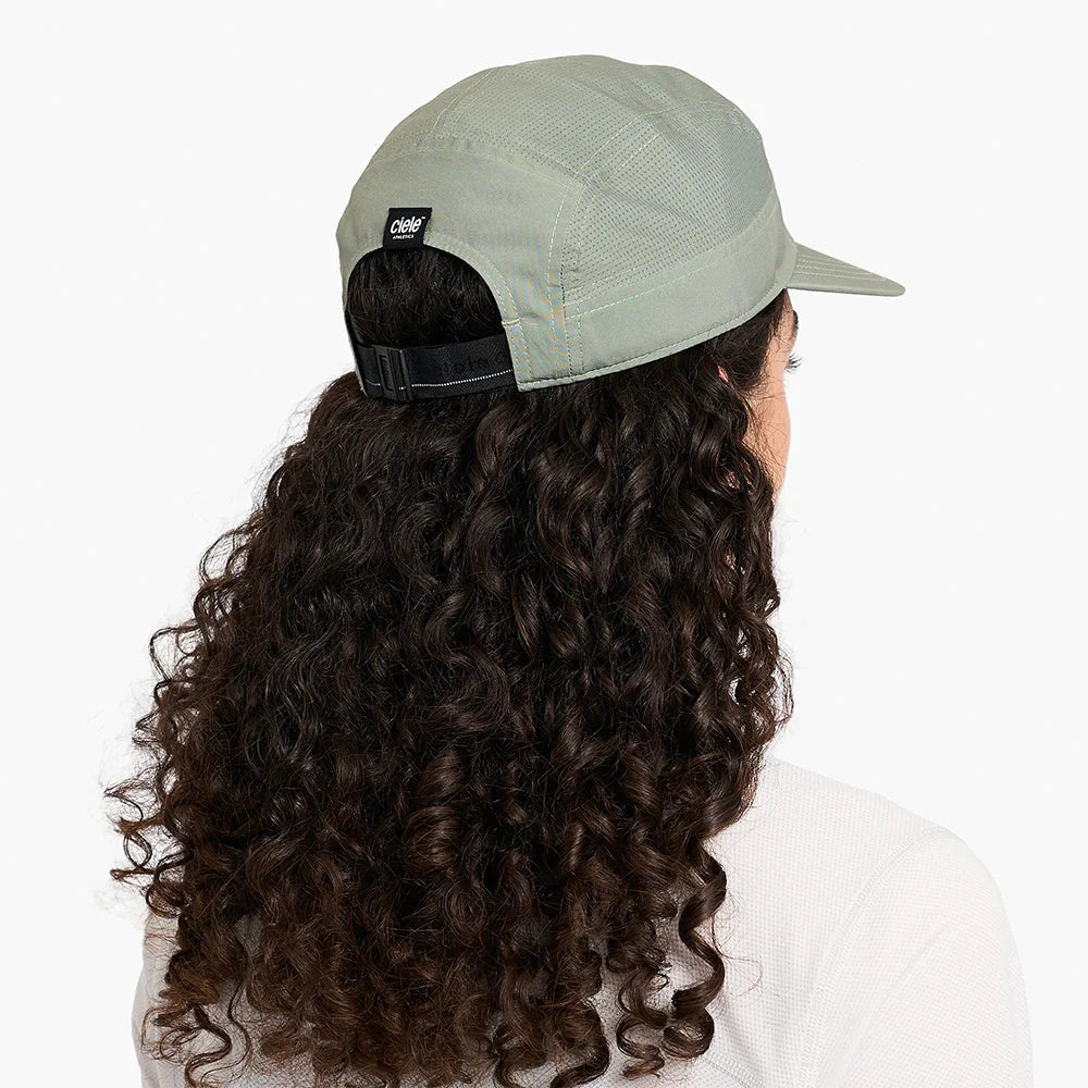Gorra de running Ciele GOCap Comp Century, color Toad – en uso, vista 3