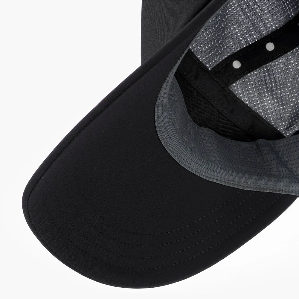 Gorra de running Ciele FSTCap SC Comp, color Black – visera por dentro