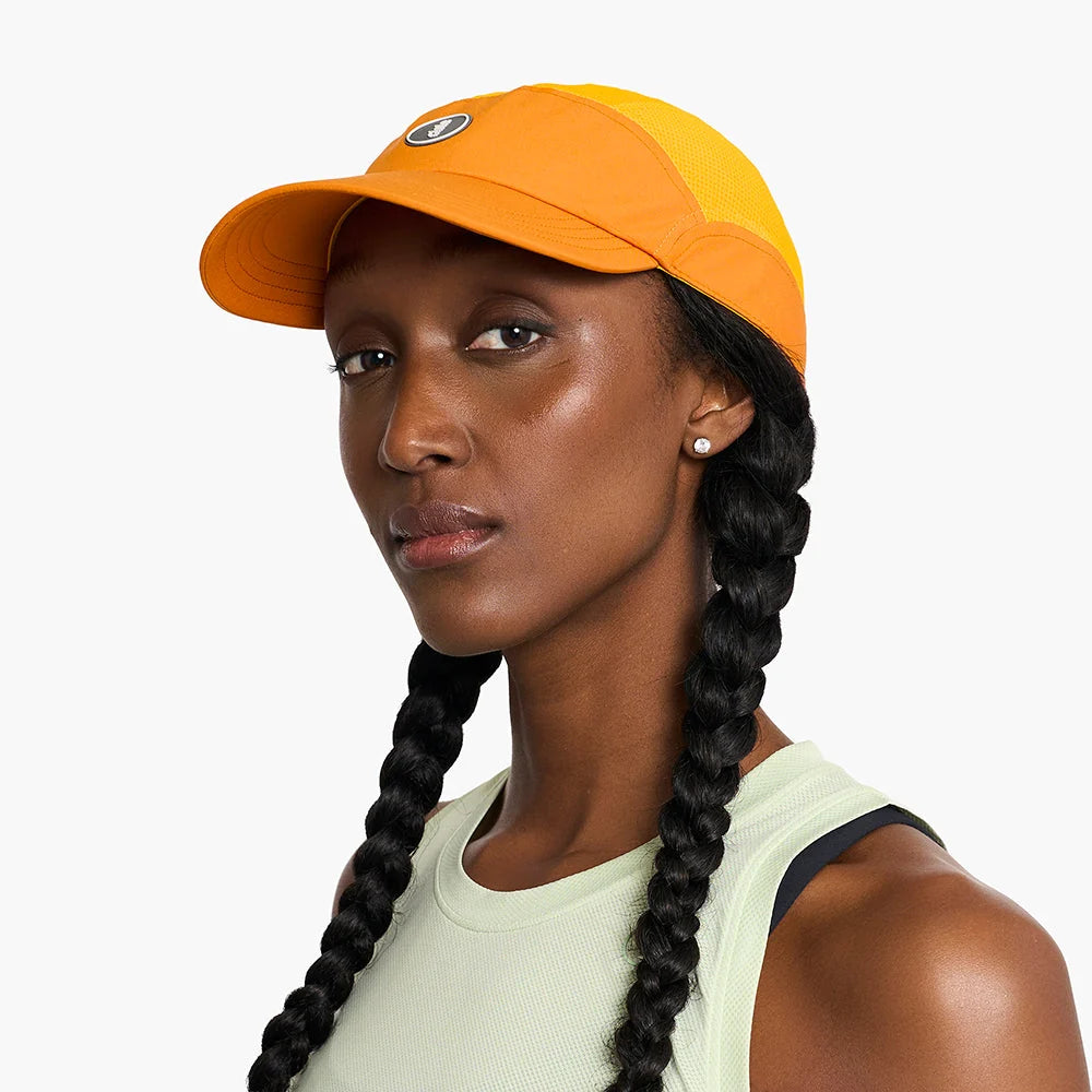 Gorra de running Ciele FSTCap SC Comp, color Sunset – en uso, vista 2