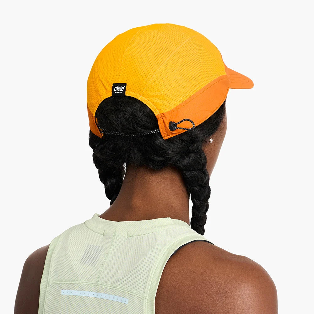 Gorra de running Ciele FSTCap SC Comp, color Sunset – en uso, vista 3