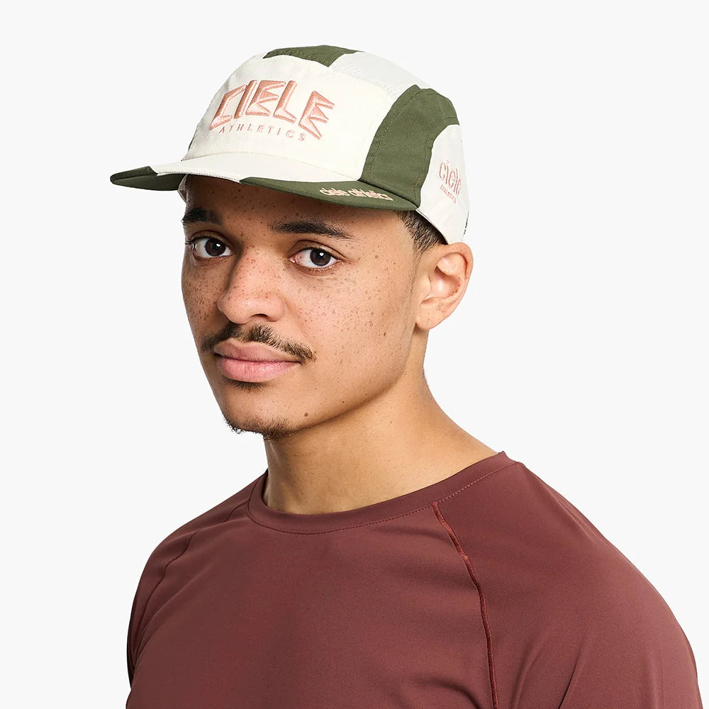 Gorra de running Ciele GOCap MRPH EQ Race Day, color Rainy Day – en uso, vista 2