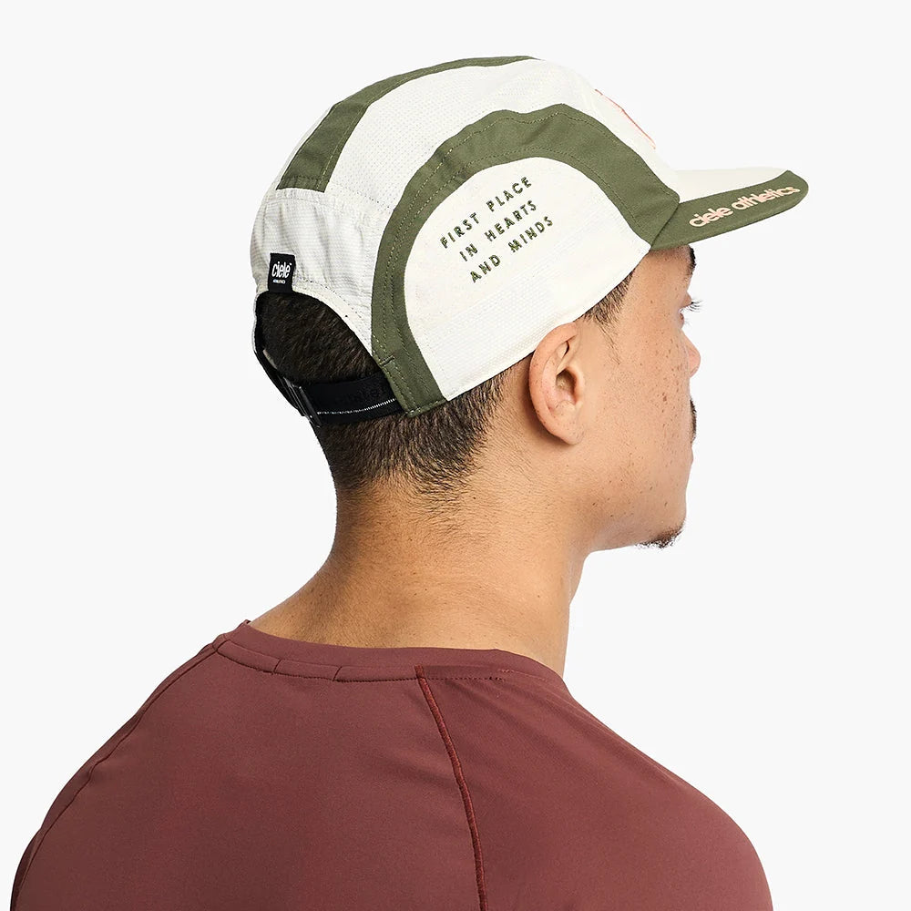 Gorra de running Ciele GOCap MRPH EQ Race Day, color Rainy Day – en uso, vista 3
