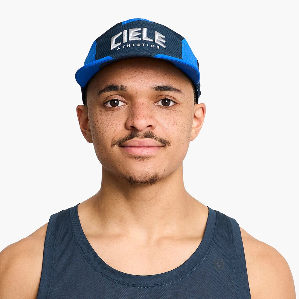 Gorra de running Ciele GOCap MRPH EQ Race Day, color Deep Space – en uso