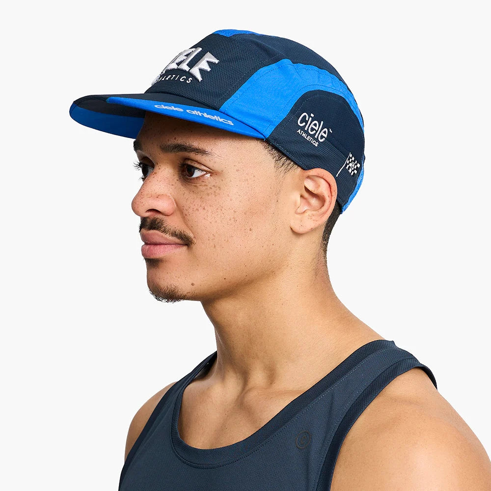 Gorra de running Ciele GOCap MRPH EQ Race Day, color Deep Space – en uso, vista 2