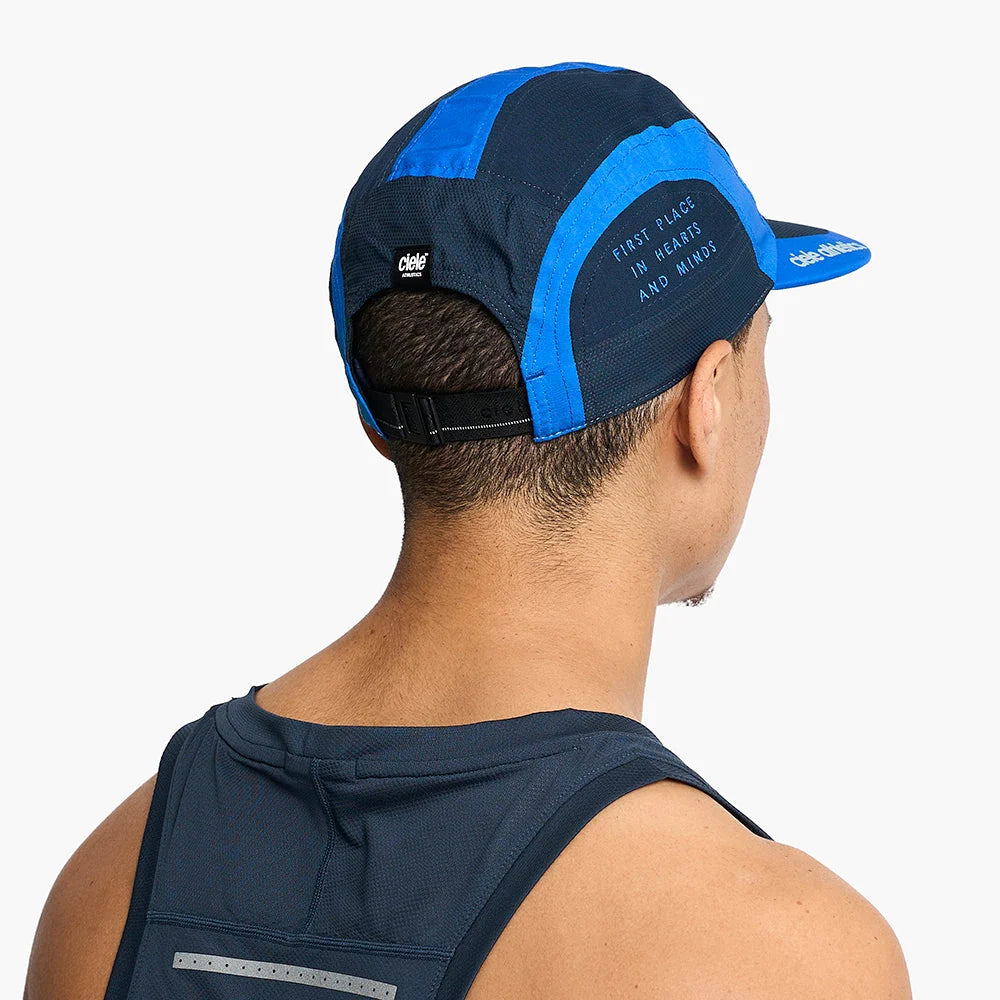Gorra de running Ciele GOCap MRPH EQ Race Day, color Deep Space – en uso, vista 3