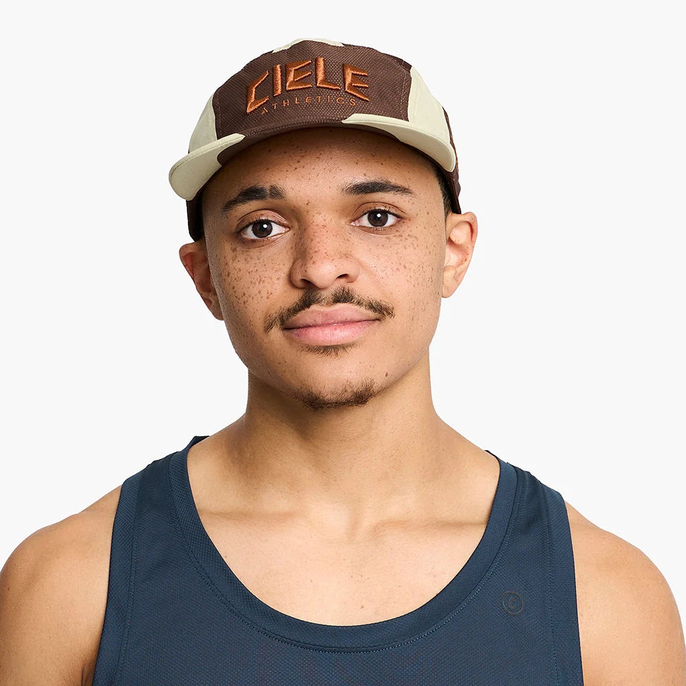 Gorra de running Ciele GOCap MRPH EQ Race Day, color Oak – en uso