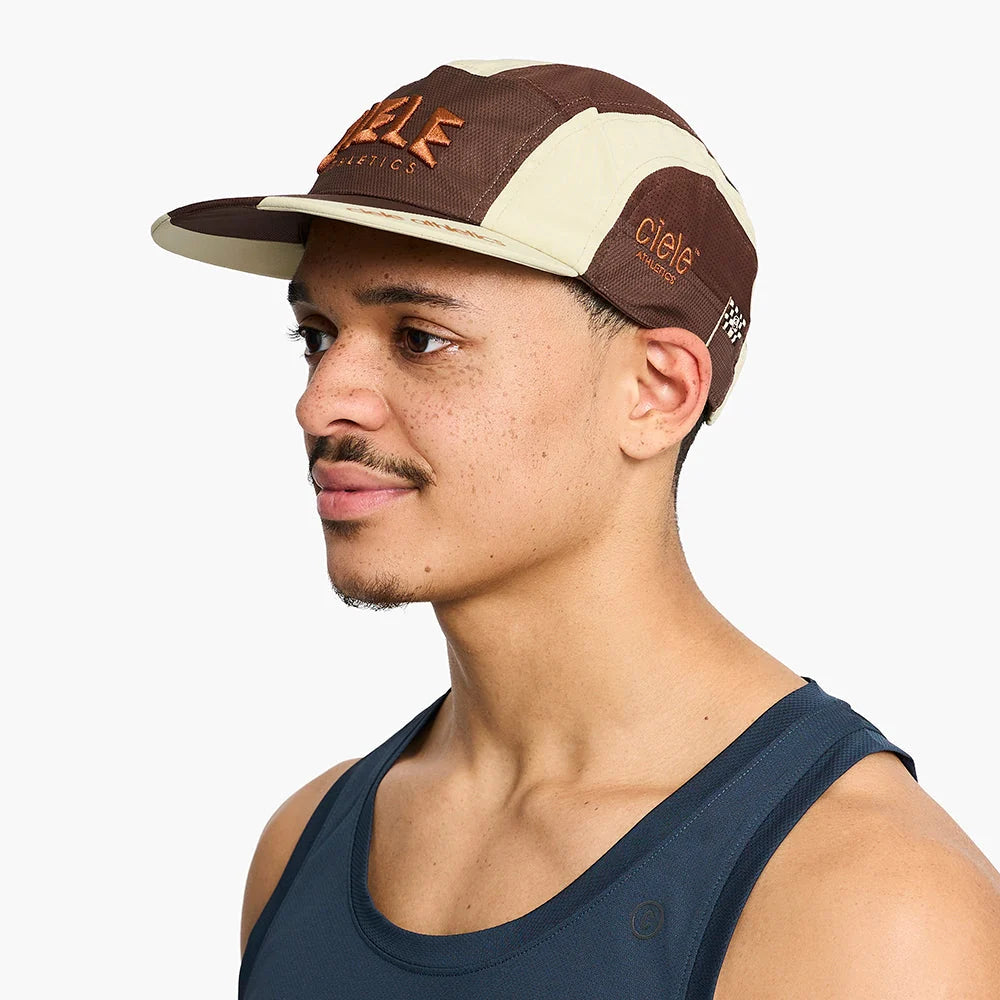 Gorra de running Ciele GOCap MRPH EQ Race Day, color Oak – en uso, vista 2