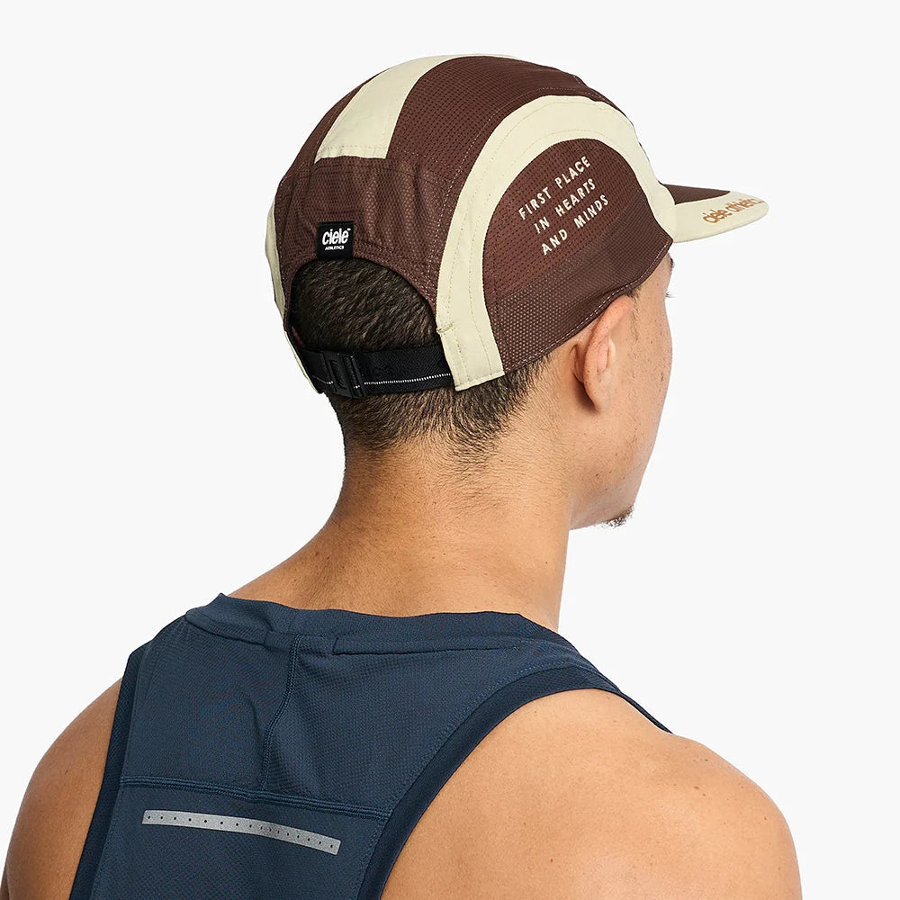 Gorra de running Ciele GOCap MRPH EQ Race Day, color Oak – en uso, vista 3