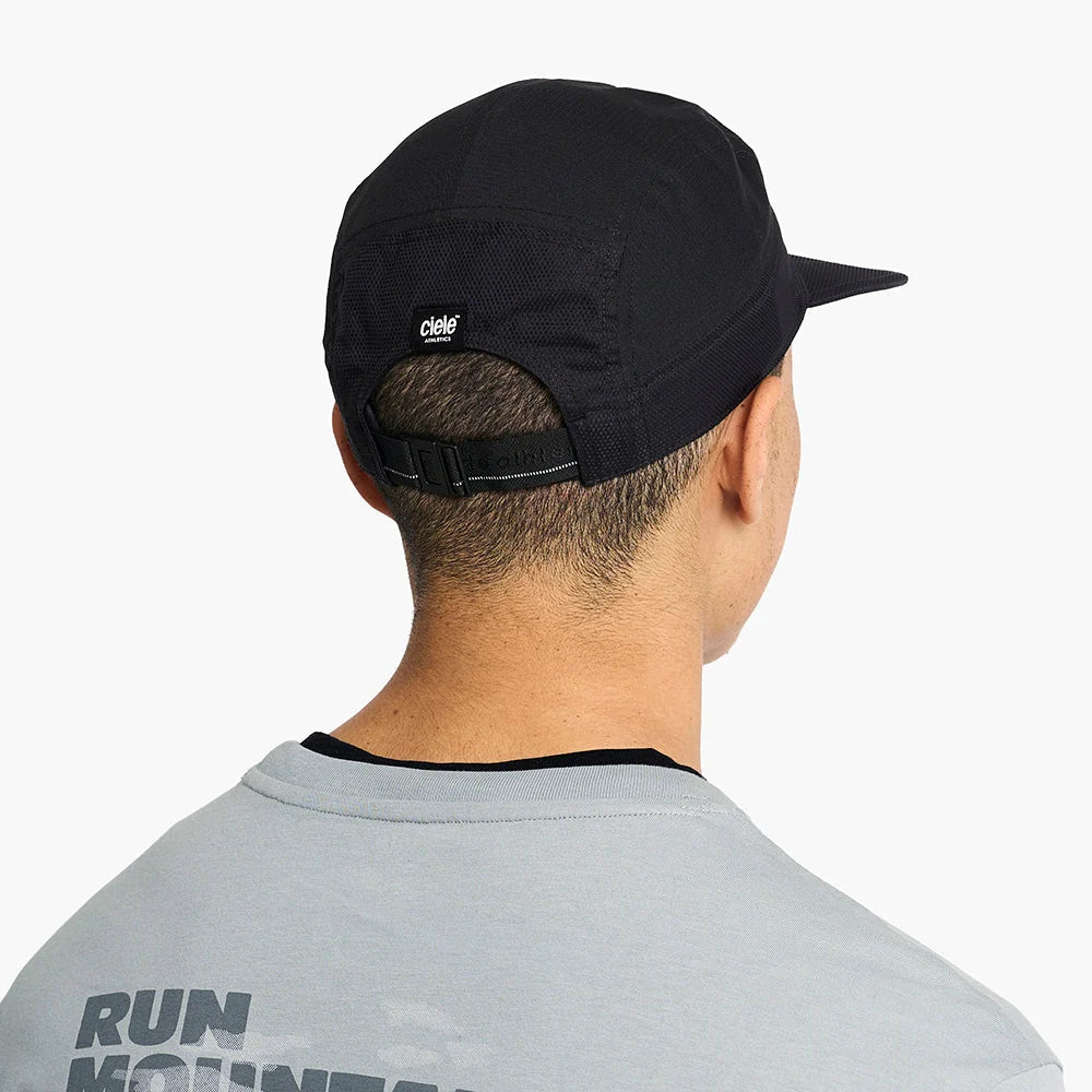 Gorra de running Ciele GOCap Long Brim EQ Athletics, color Whitaker – en uso, vista 3