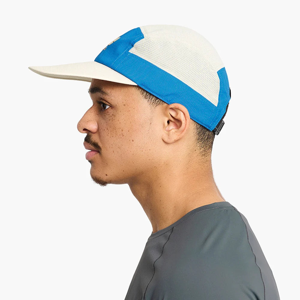 Gorra de running Ciele GOCap Long Brim EQ Athletics, color Rainy Day – en uso, vista 2