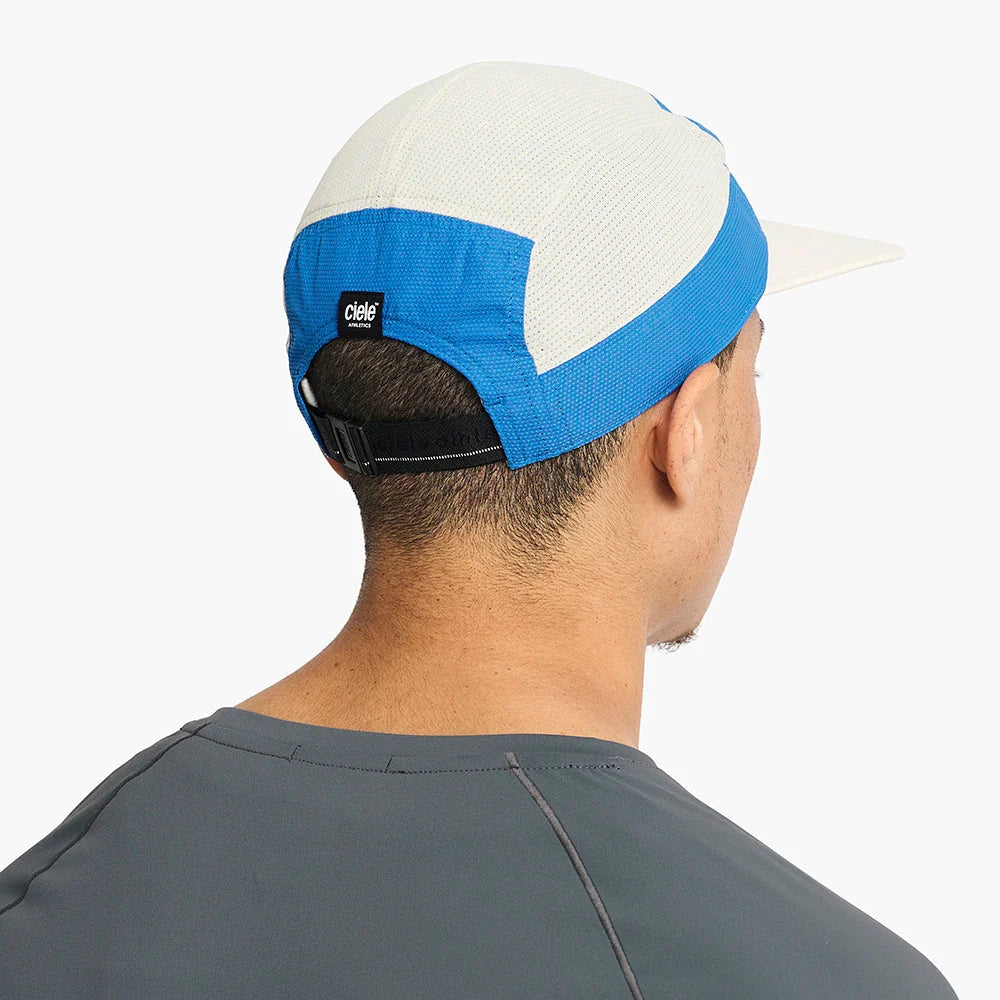 Gorra de running Ciele GOCap Long Brim EQ Athletics, color Rainy Day – en uso, vista 3