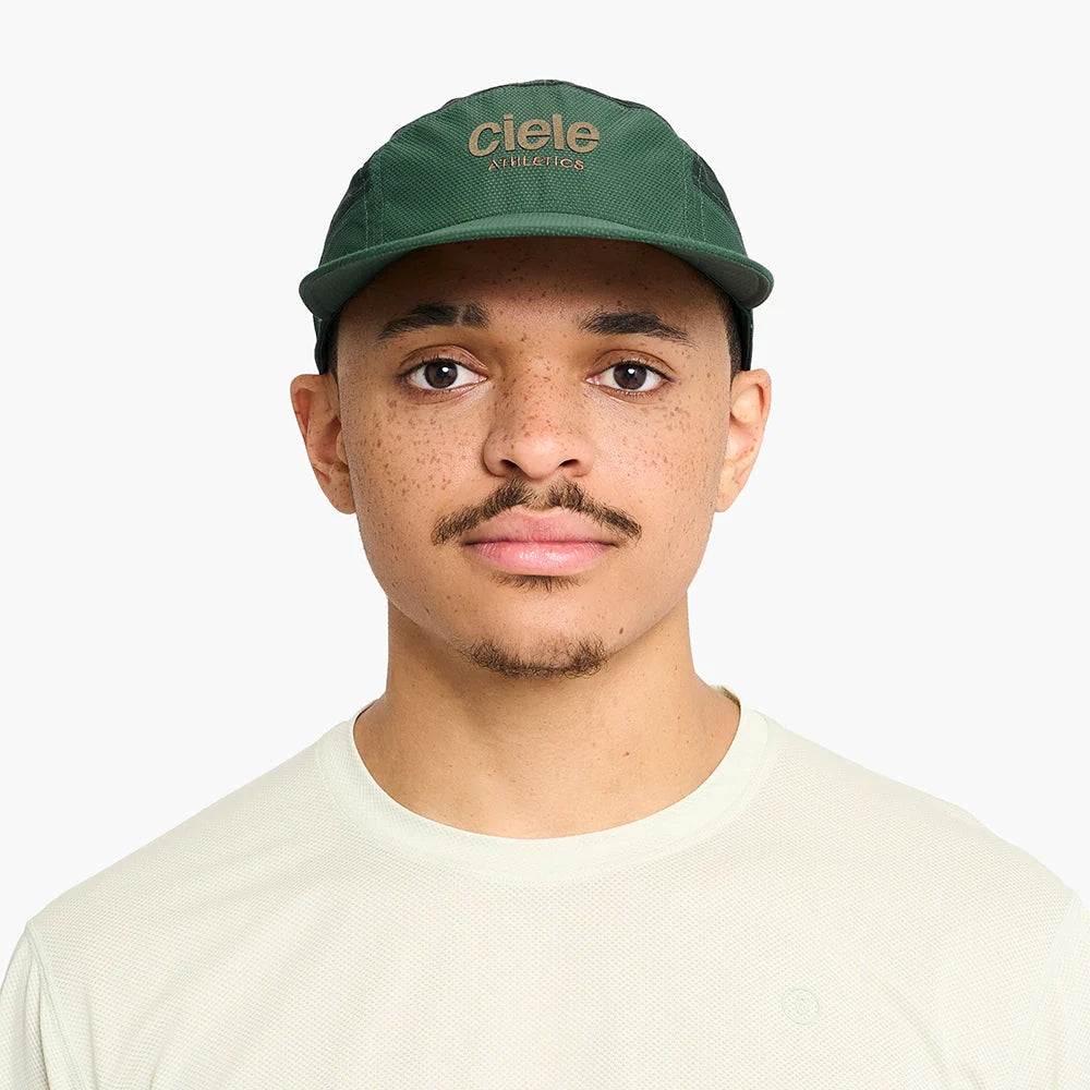 Gorra de running Ciele GOCap Long Brim EQ Athletics, color Spruce – en uso
