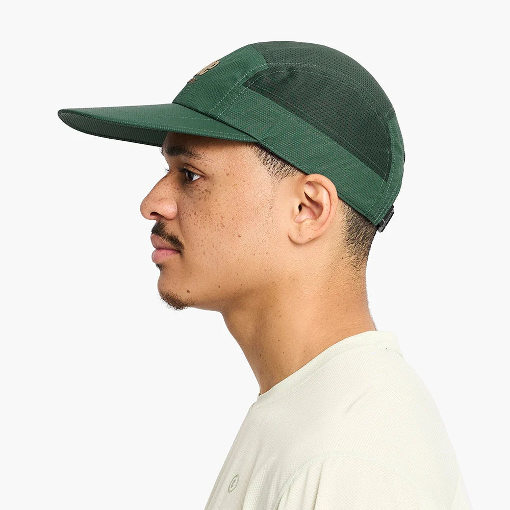Gorra de running Ciele GOCap Long Brim EQ Athletics, color Spruce – en uso, vista 2