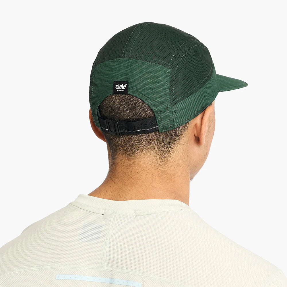 Gorra de running Ciele GOCap Long Brim EQ Athletics, color Spruce – en uso, vista 3